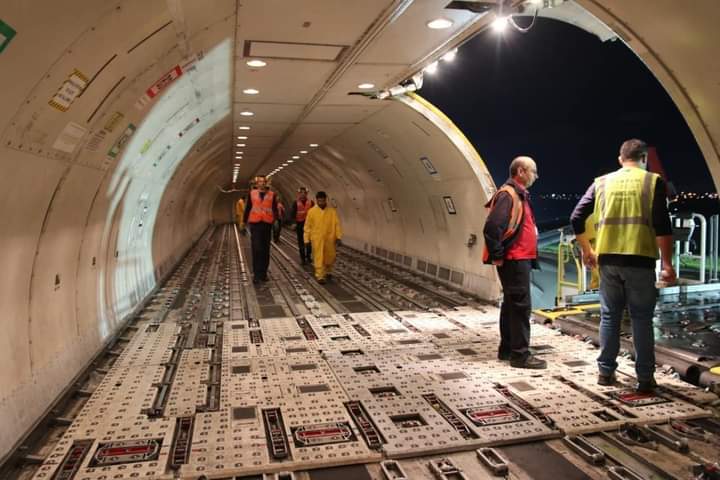 Interior de un avión de carga durante la operación